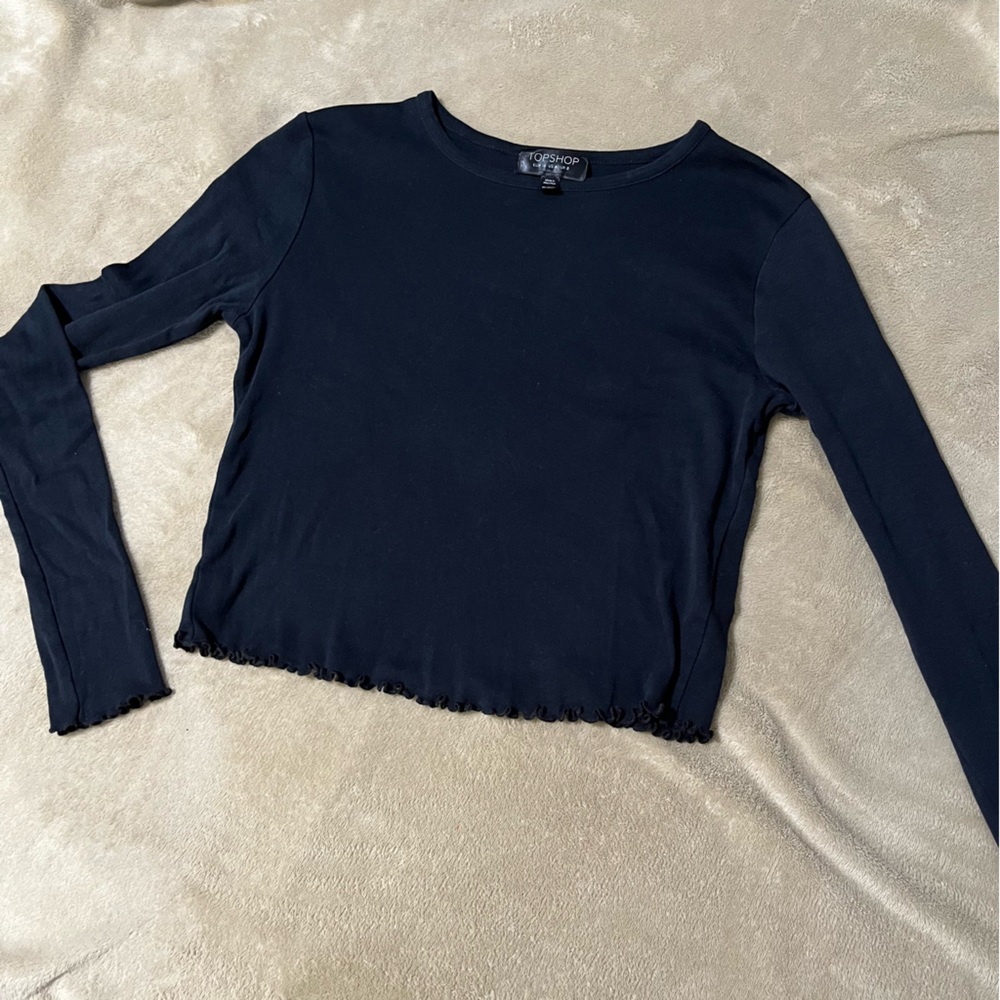Black lettuce hem crop long sleeve tee
